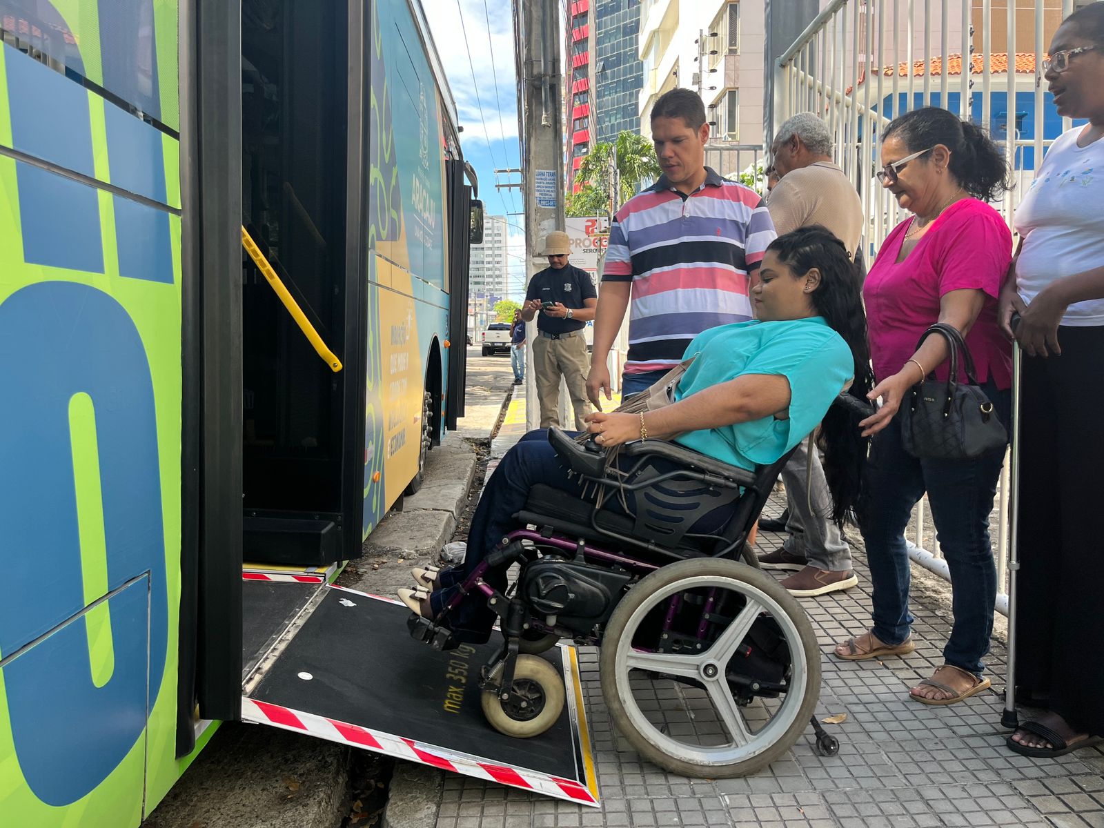 Transporte inclusivo: Pessoas com deficiência testam ônibus elétrico na capital - SMTT Aracaju